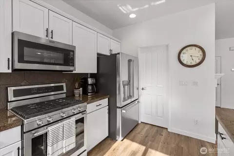 Kitchen - 16118 35th Dr SE, Bothell, WA 98012 photo 4 of 5