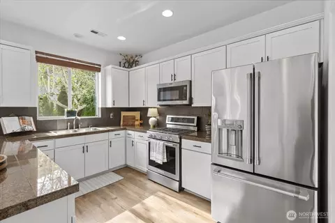 Kitchen - 16118 35th Dr SE, Bothell, WA 98012 photo 3 of 5