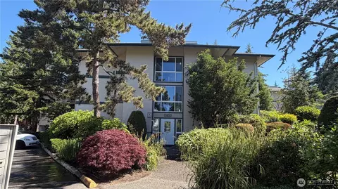 5620 200th St SW #A105, Lynnwood, WA 98036