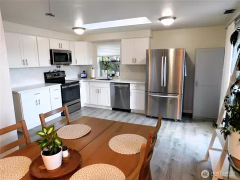 Kitchen - 4301 S 4th Ave, Everett, WA 98203 photo 2 of 2
