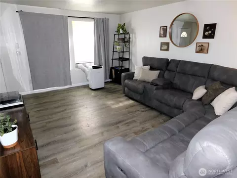 Living - 4301 S 4th Ave, Everett, WA 98203 photo 2 of 2