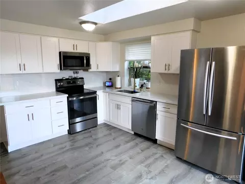 Kitchen - 4301 S 4th Ave, Everett, WA 98203 photo 1 of 2