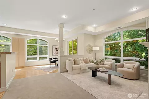 10398 NE 17 St #204, Bellevue, WA 98004