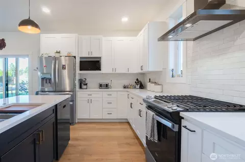 Kitchen - 806 Mapleridge Dr, Everson, WA 98247 photo 2 of 3