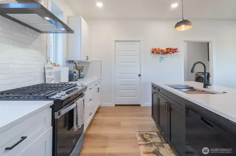 Kitchen - 806 Mapleridge Dr, Everson, WA 98247 photo 3 of 3