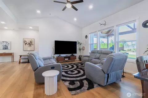 Living - 806 Mapleridge Dr, Everson, WA 98247 photo 1 of 1