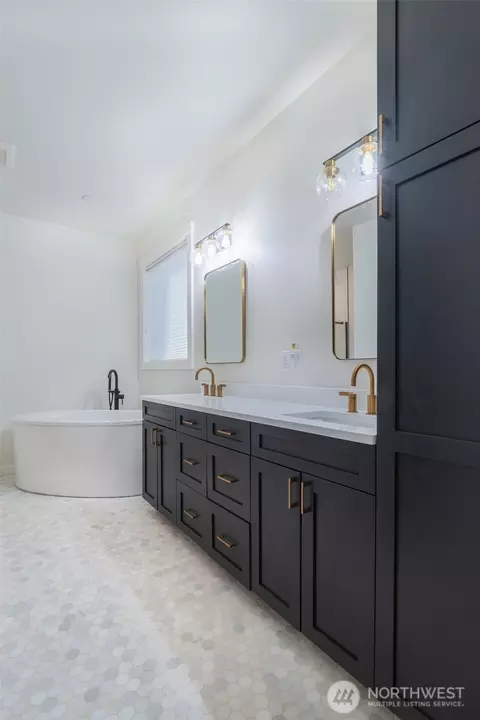 Bath - 806 Mapleridge Dr, Everson, WA 98247 photo 2 of 4