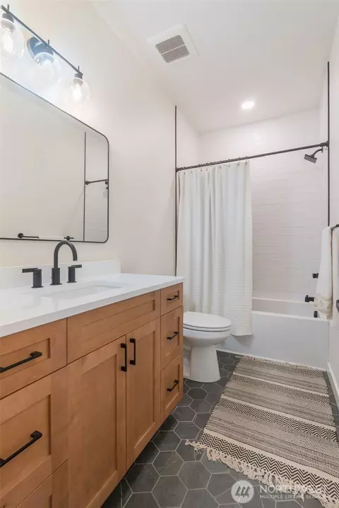 Bath - 806 Mapleridge Dr, Everson, WA 98247 photo 3 of 4