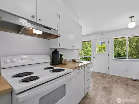 Kitchen - 817 Olympic Blvd #A, Everett, WA 98203 photo 2 of 5