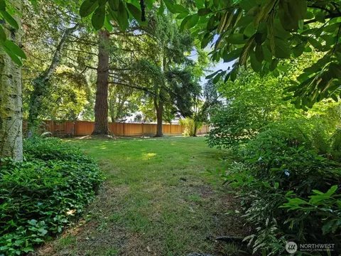 Exterior - 817 Olympic Blvd #A, Everett, WA 98203 photo 6 of 9