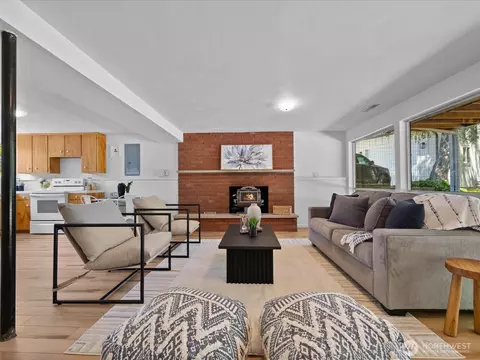 Living - 817 Olympic Blvd #A, Everett, WA 98203 photo 3 of 4