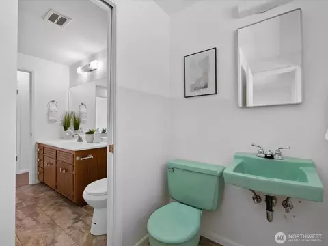 Bath - 817 Olympic Blvd #A, Everett, WA 98203 photo 2 of 3