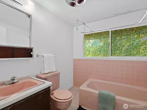 Bath - 817 Olympic Blvd #A, Everett, WA 98203 photo 3 of 3