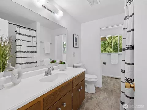Bath - 817 Olympic Blvd #A, Everett, WA 98203 photo 1 of 3