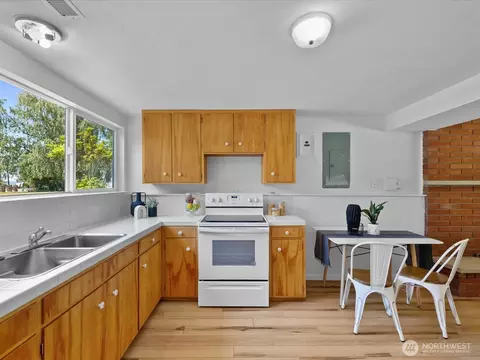 Kitchen - 817 Olympic Blvd #A, Everett, WA 98203 photo 5 of 5