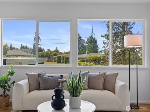 Living - 817 Olympic Blvd #A, Everett, WA 98203 photo 2 of 4