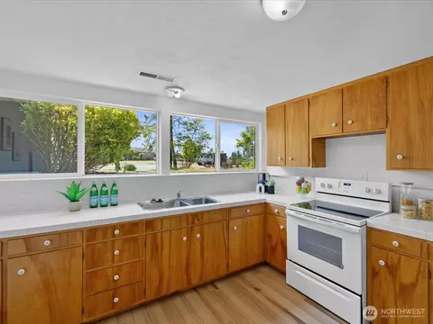 Kitchen - 817 Olympic Blvd #A, Everett, WA 98203 photo 4 of 5