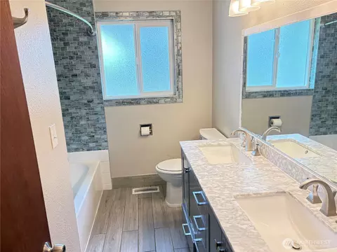 Bath - 1828 Gossard St, Enumclaw, WA 98022 photo 2 of 3