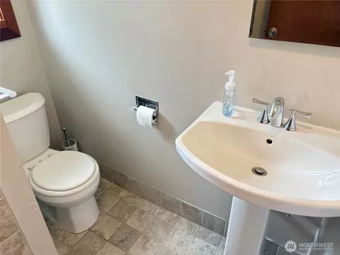 Bath - 1828 Gossard St, Enumclaw, WA 98022 photo 1 of 3