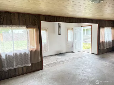 Living - 1828 Gossard St, Enumclaw, WA 98022 photo 4 of 5