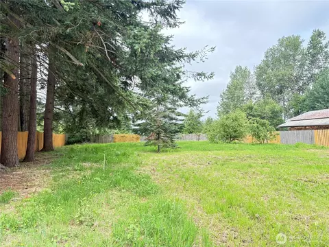 Exterior - 1828 Gossard St, Enumclaw, WA 98022 photo 8 of 14