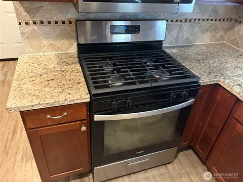 Kitchen - 1828 Gossard St, Enumclaw, WA 98022 photo 3 of 5