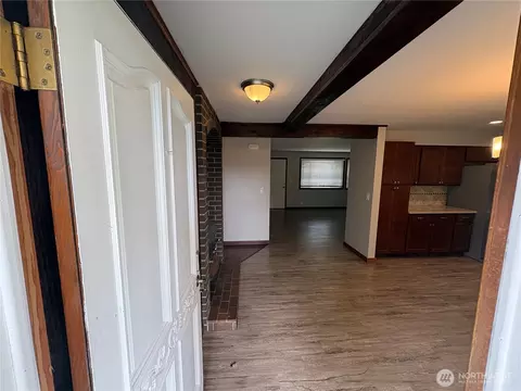 Entry Way - 1828 Gossard St, Enumclaw, WA 98022 photo 1 of 4