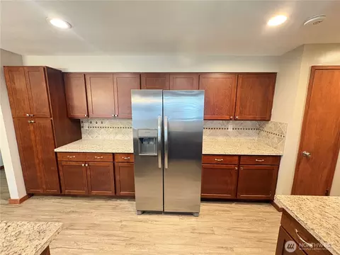 Kitchen - 1828 Gossard St, Enumclaw, WA 98022 photo 5 of 5