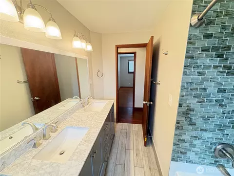 Bath - 1828 Gossard St, Enumclaw, WA 98022 photo 3 of 3
