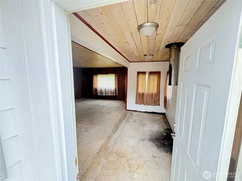 Entry Way - 1828 Gossard St, Enumclaw, WA 98022 photo 4 of 4