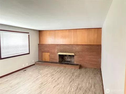 Living - 1828 Gossard St, Enumclaw, WA 98022 photo 2 of 5