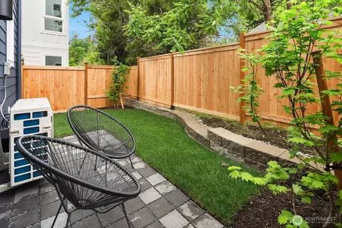 Exterior - 108 29th Ave E, Seattle, WA 98112 photo 3 of 4