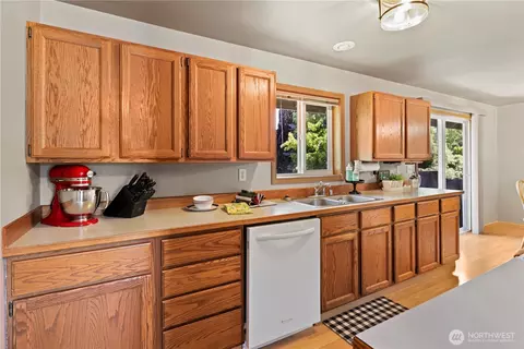 Kitchen - 10103 27th Dr SE, Everett, WA 98208 photo 4 of 5