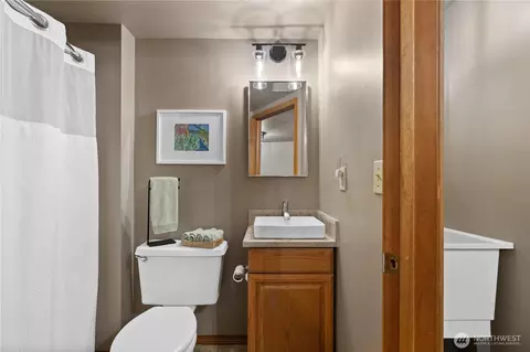 Bath - 10103 27th Dr SE, Everett, WA 98208 photo 5 of 6