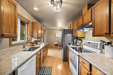 Kitchen - 10103 27th Dr SE, Everett, WA 98208 photo 3 of 6