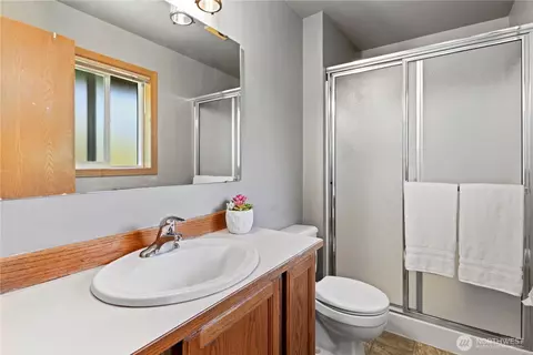 Bath - 10103 27th Dr SE, Everett, WA 98208 photo 1 of 3