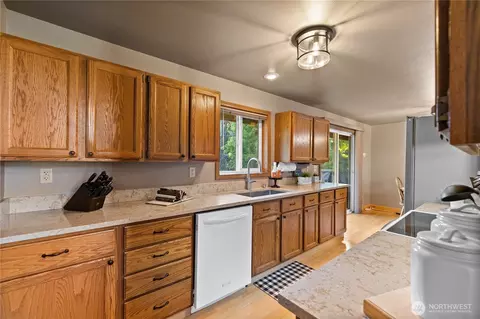 Kitchen - 10103 27th Dr SE, Everett, WA 98208 photo 4 of 6