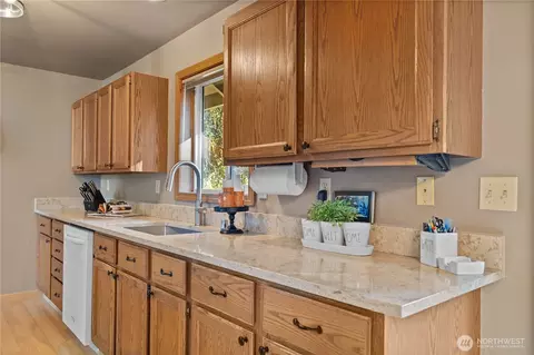 Kitchen - 10103 27th Dr SE, Everett, WA 98208 photo 5 of 6