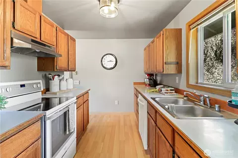 Kitchen - 10103 27th Dr SE, Everett, WA 98208 photo 2 of 5