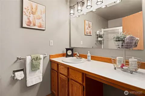 Bath - 10103 27th Dr SE, Everett, WA 98208 photo 2 of 3
