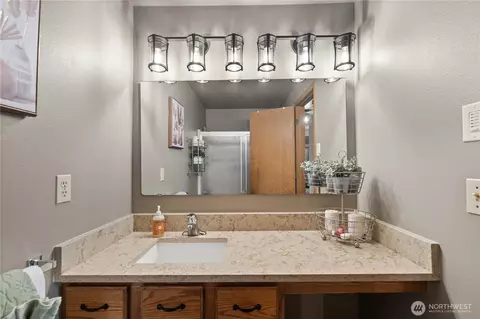 Bath - 10103 27th Dr SE, Everett, WA 98208 photo 4 of 6