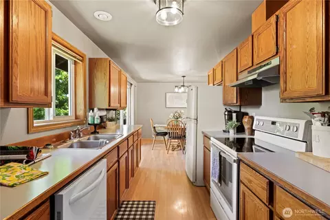 Kitchen - 10103 27th Dr SE, Everett, WA 98208 photo 1 of 5