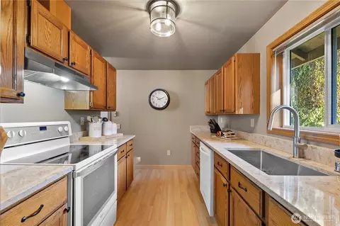 Kitchen - 10103 27th Dr SE, Everett, WA 98208 photo 2 of 6