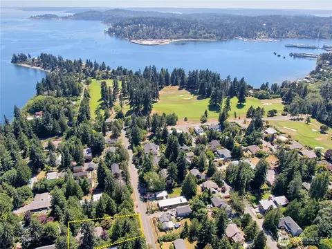 676 Park Ave NE, Bainbridge Island, WA 98110
