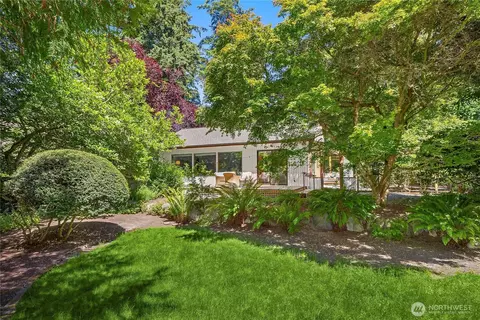 676 Park Ave NE, Bainbridge Island, WA 98110