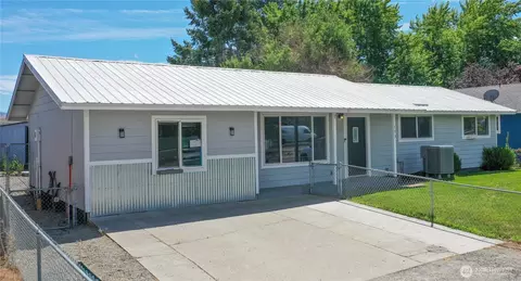 733 Ridge Pl, Omak, WA 98841