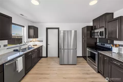 Kitchen - 903 Williams St NW, Orting, WA 98360 photo 4 of 6