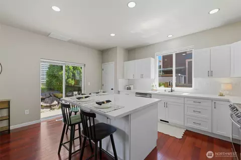 Kitchen - 19215 25th Ave SE, Bothell, WA 98012 photo 2 of 4