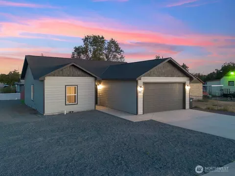 2133 W Peninsula Dr, Moses Lake, WA 98837