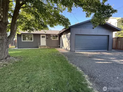 424 SW 3rd St, College Place, WA 99324